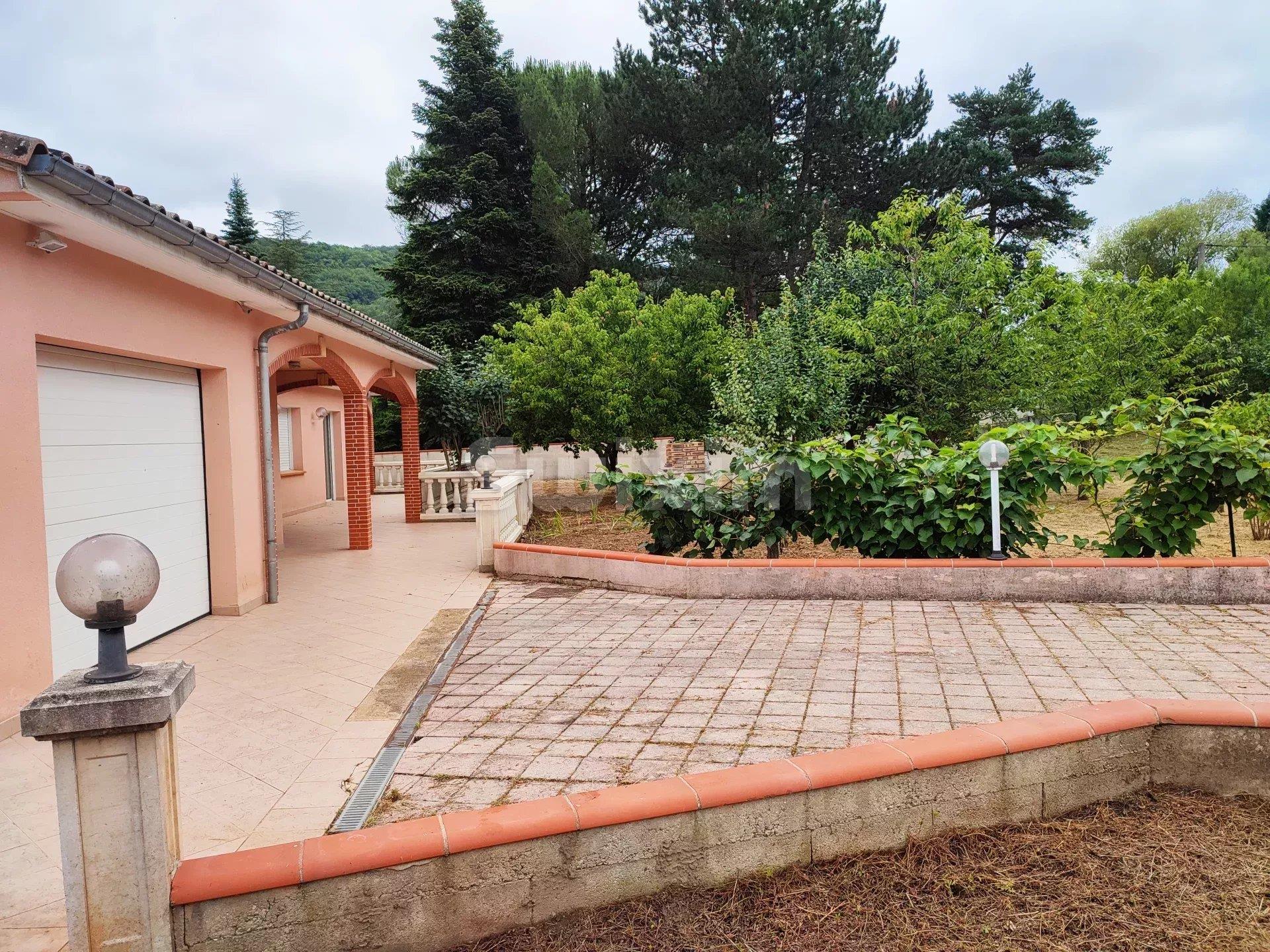 Single storey 162m² on a wooded plot.