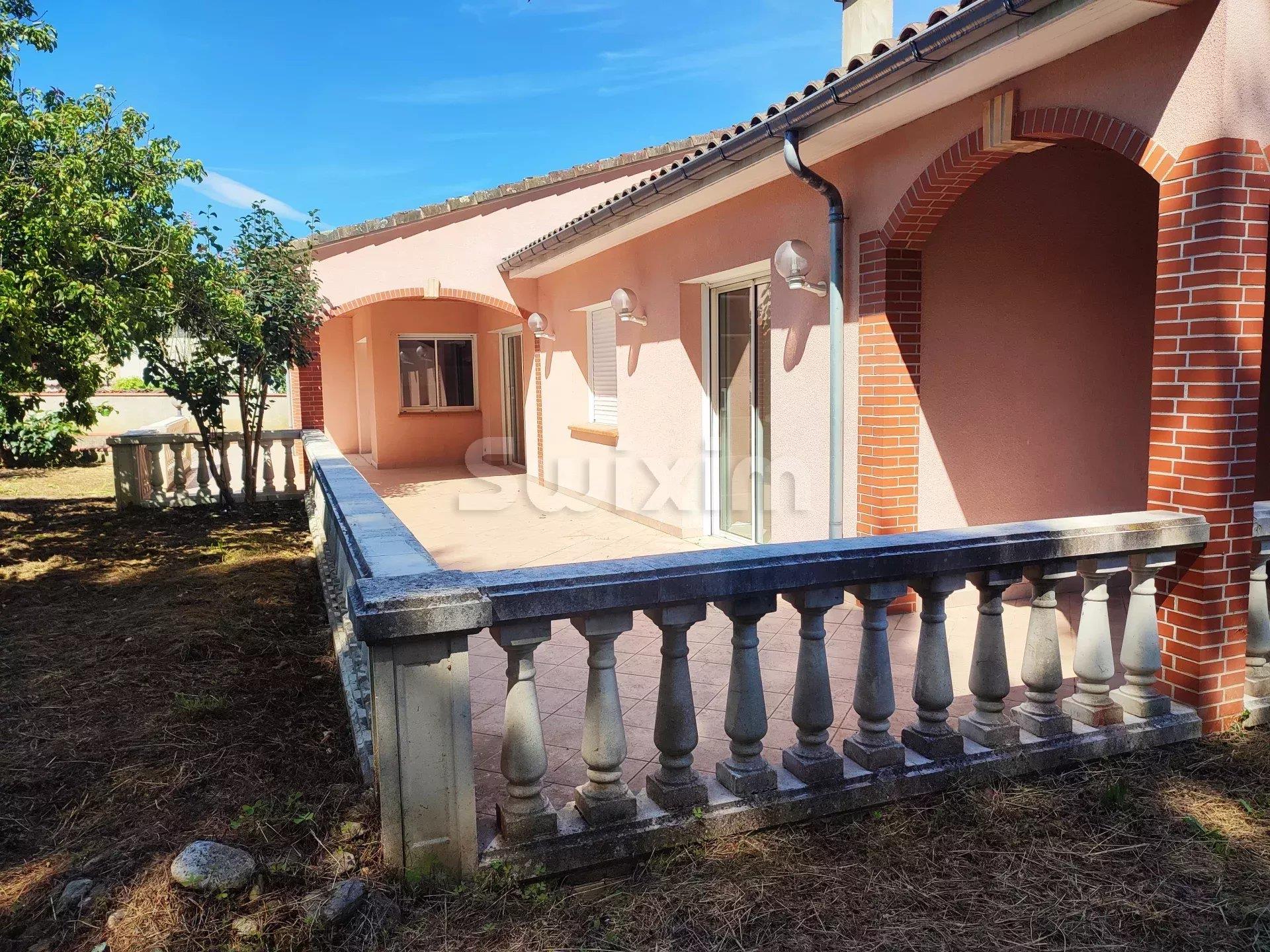 Single storey 162m² on a wooded plot.