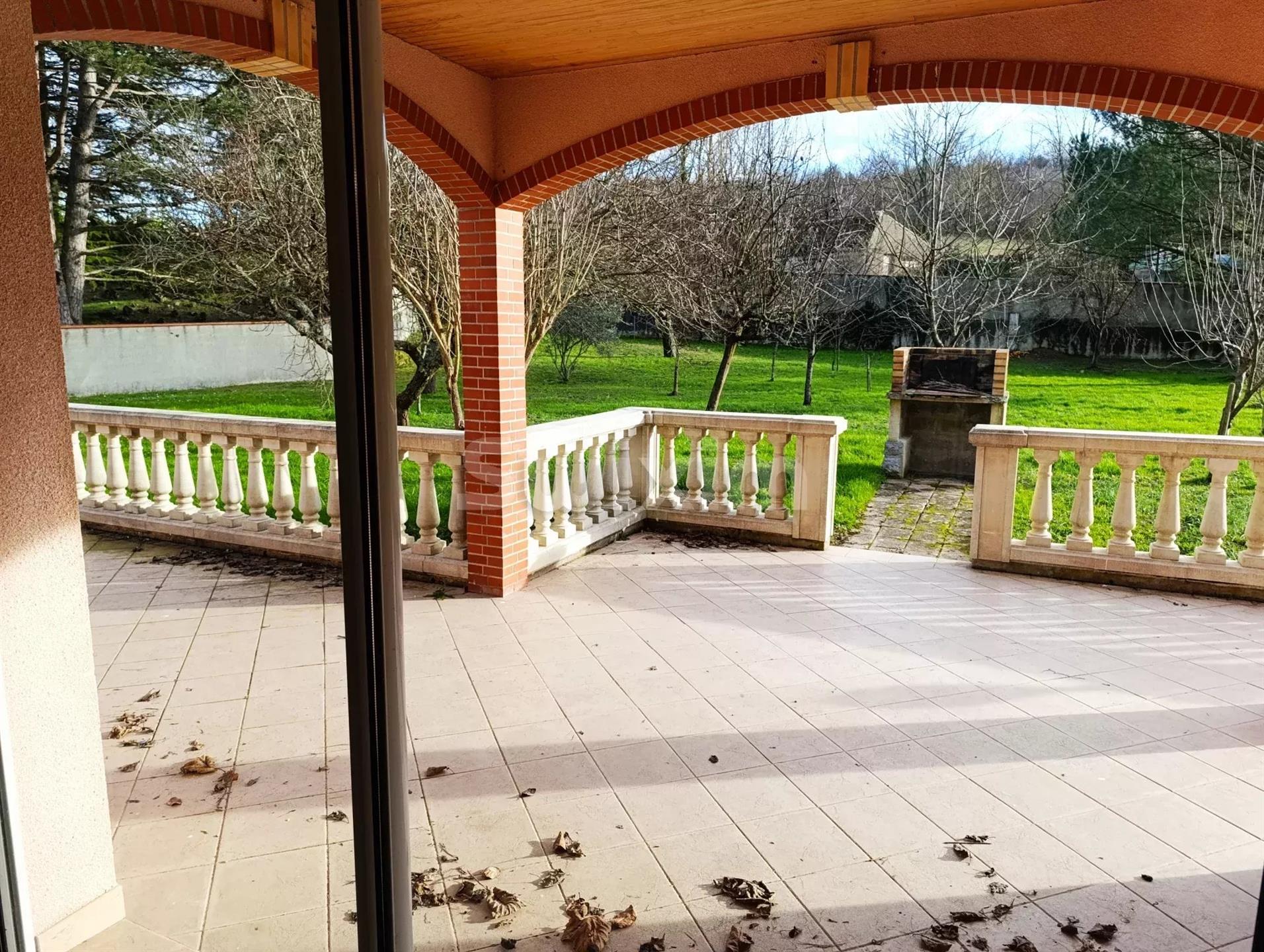 Single storey 162m² on a wooded plot.