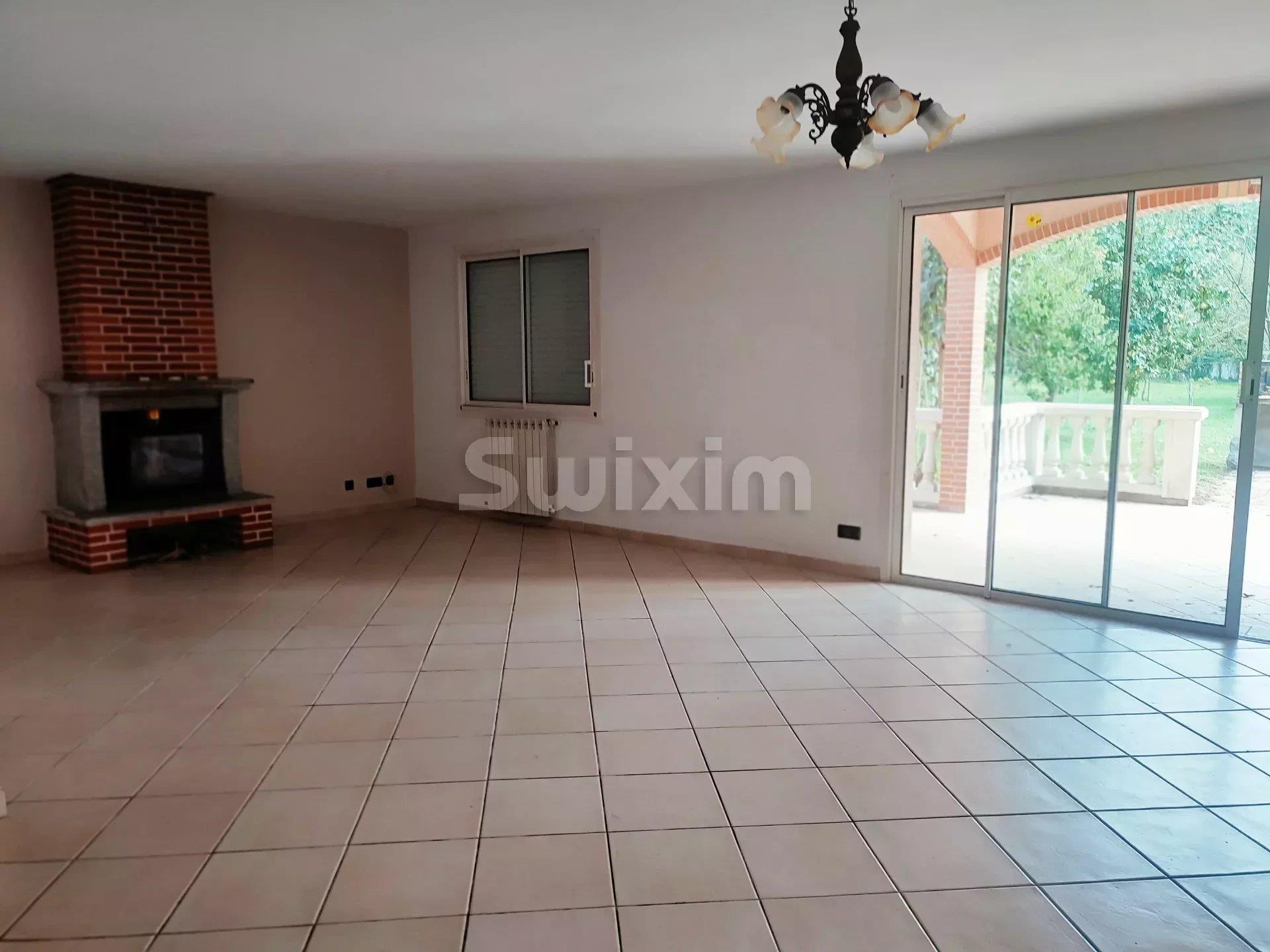 Single storey 162m² on a wooded plot.