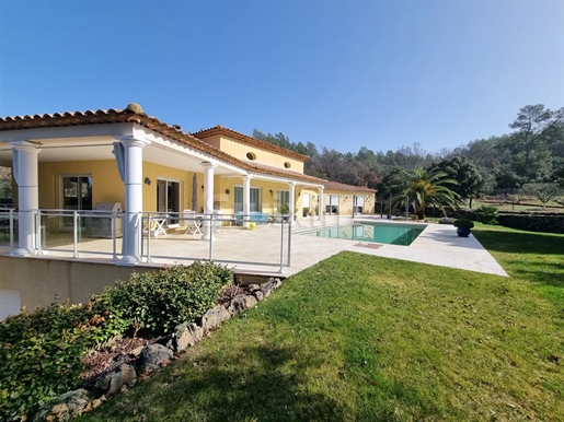 F6 single-storey villa with swimming pool and double garage