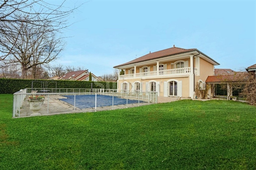 Detached T8 villa of 275m2 with swimming pool on a plot of 1'300m2!