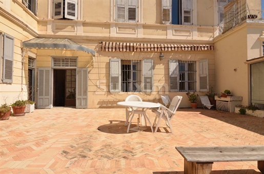 More than 310sqm in the historic center of Grasse