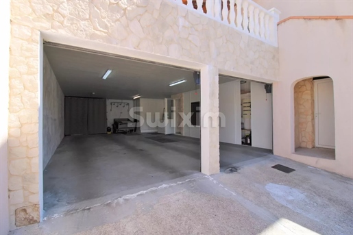 Recent villa with view, double garage ans pool