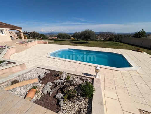 Beautiful recent villa with swimming pool, double garage, large plot