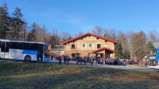 Au coeur du Vercors Propriété murs et fond avec espace restaurant, location matériel et parcours ave