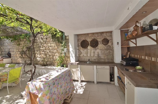 Family home in excellent condition, 4 bedrooms and a guest apartment