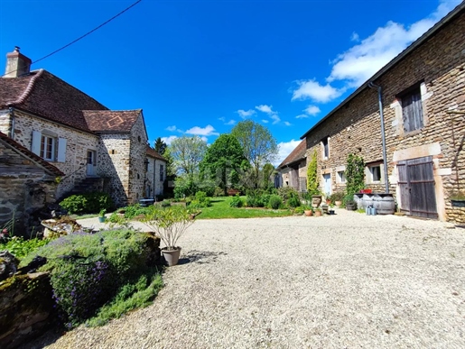 Ancien Corps De Ferme Avec Dependances