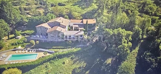 Ardeche Meridionale - 770m², outbuilding 138m² on 5 hectares of land + swimming pool ....