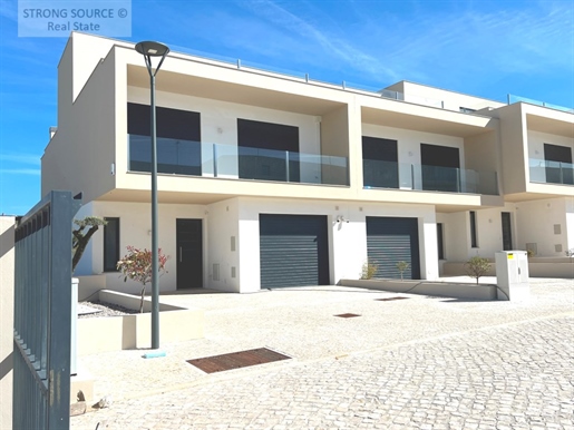 Excellent 5 bedroom townhouses in a small private condominium with just 15 houses, a few minutes wal