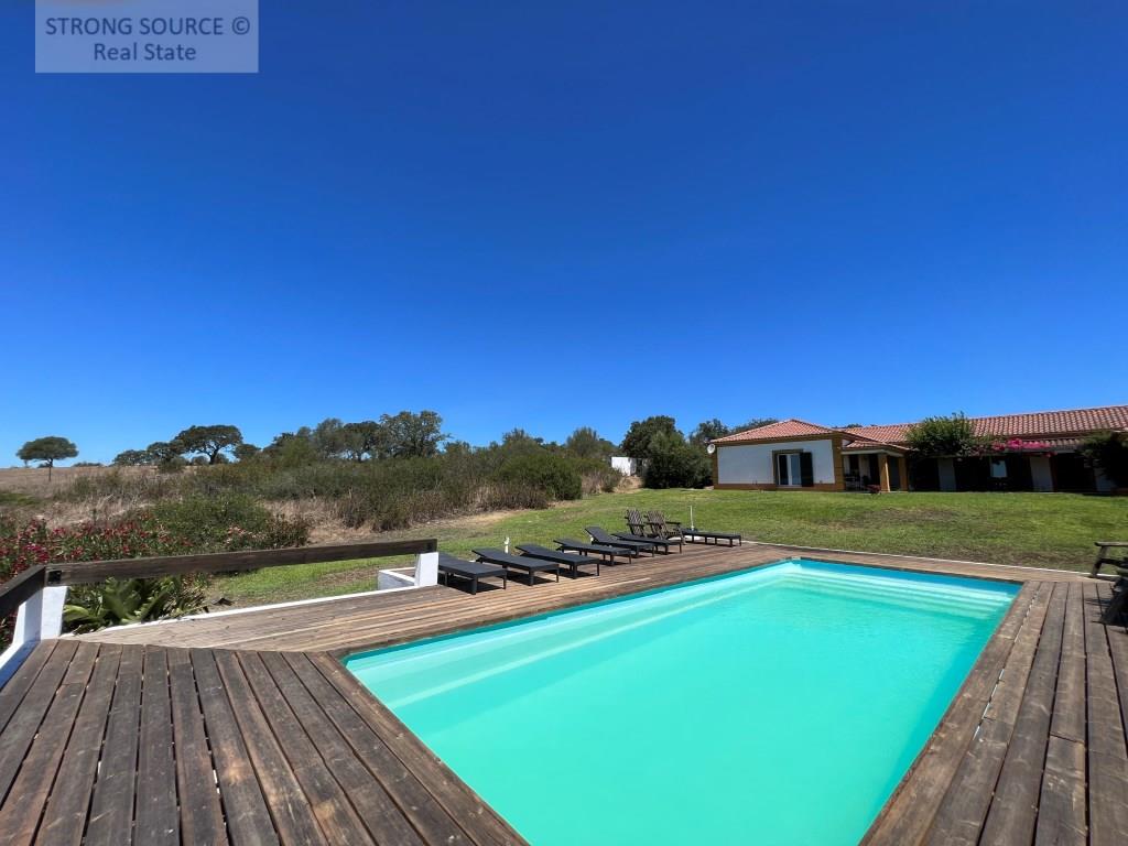 Property with 6 bedroom villa with 400 m2 in Monte Alentejano with access to a dam, land with 52,500