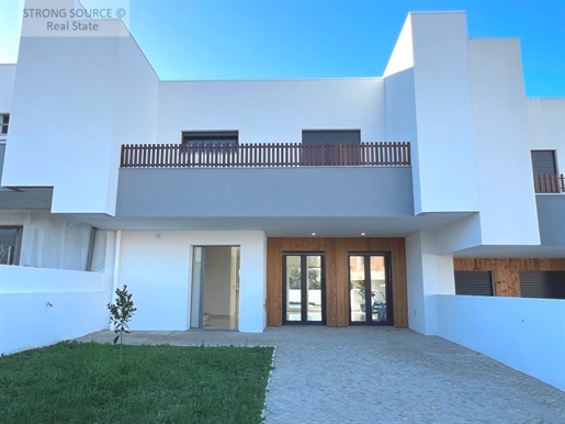 For sale 3-bedroom townhouse in the Sesimbra area, with garden and swimming pool, 6 km from the town