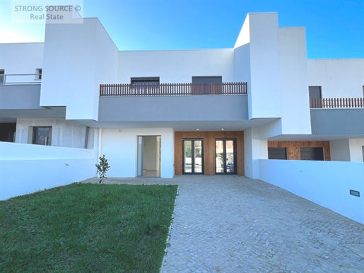 Se vende casa adosada de 3 dormitorios en la zona de Sesimbra, con jardín y piscina, a 6 km del pueb