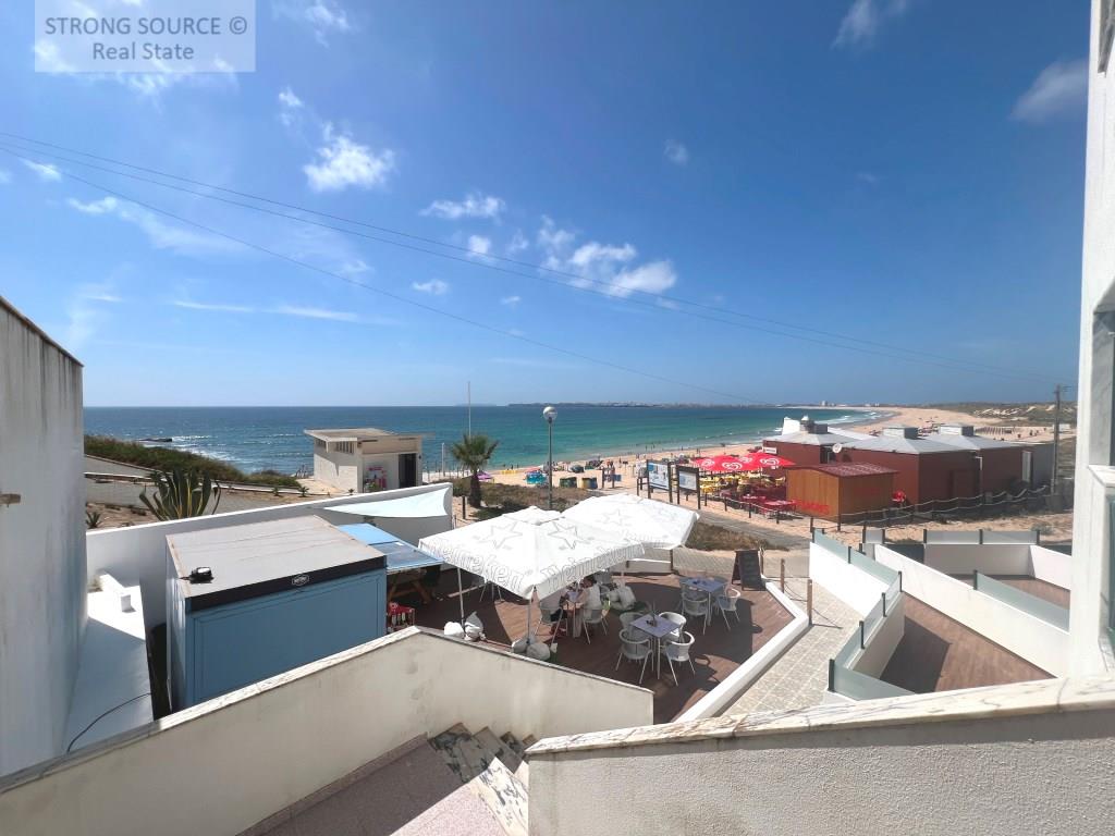 Two-Bedroom apartment with 2 garage spaces, in Praia da Consolação - Peniche, with direct access to