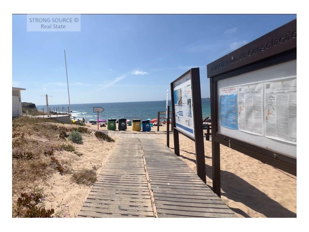 Two-Bedroom apartment with 2 garage spaces, in Praia da Consolação - Peniche, with direct access to