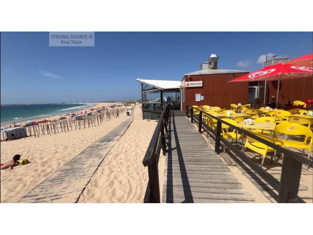 Two-Bedroom apartment with 2 garage spaces, in Praia da Consolação - Peniche, with direct access to
