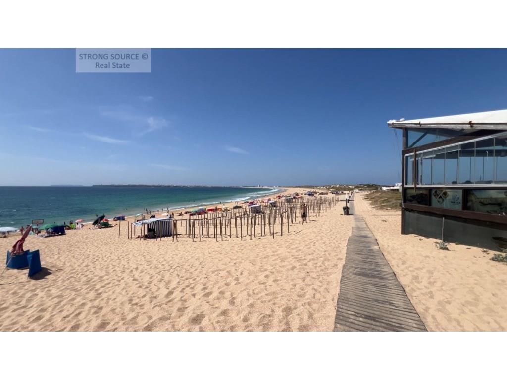 Two-Bedroom apartment with 2 garage spaces, in Praia da Consolação - Peniche, with direct access to