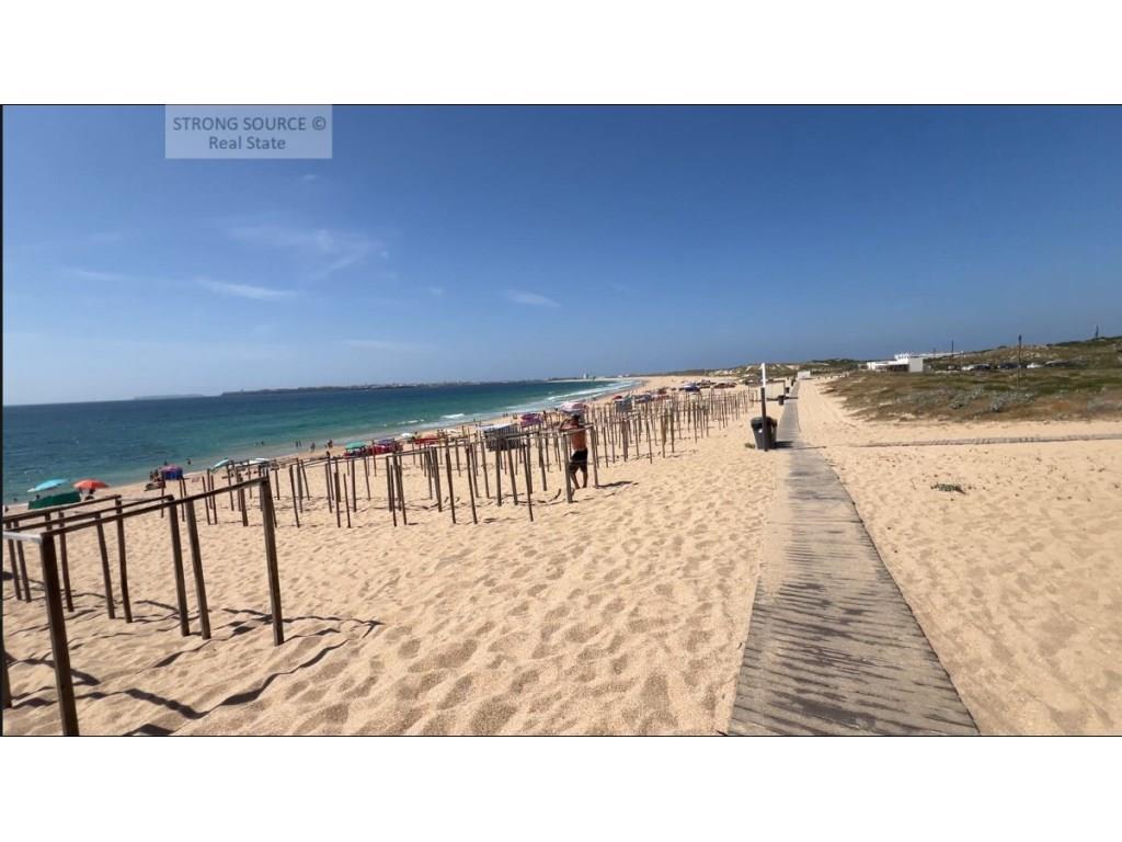 Two-Bedroom apartment with 2 garage spaces, in Praia da Consolação - Peniche, with direct access to