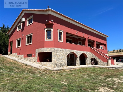 Maison de 470 m2, sur une ferme de 6400 m2, jardin et verger, à 5 km de Sobral de Monte Agraço, à 44