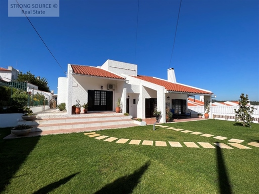 Excellent 4 bedroom villa, garden, swimming pool and garage, photovoltaic solar panels and solar pan