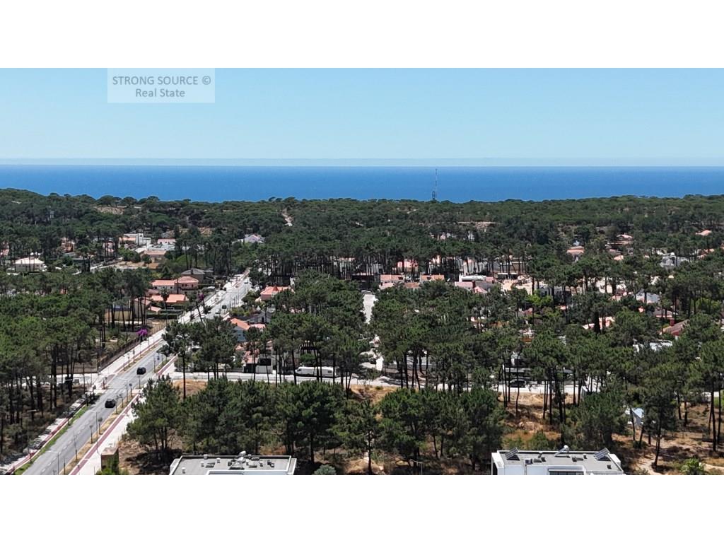 Fantastique terrain urbain à Aroeira, avec 5200 m2, excellent pour la construction d'un immeuble, de