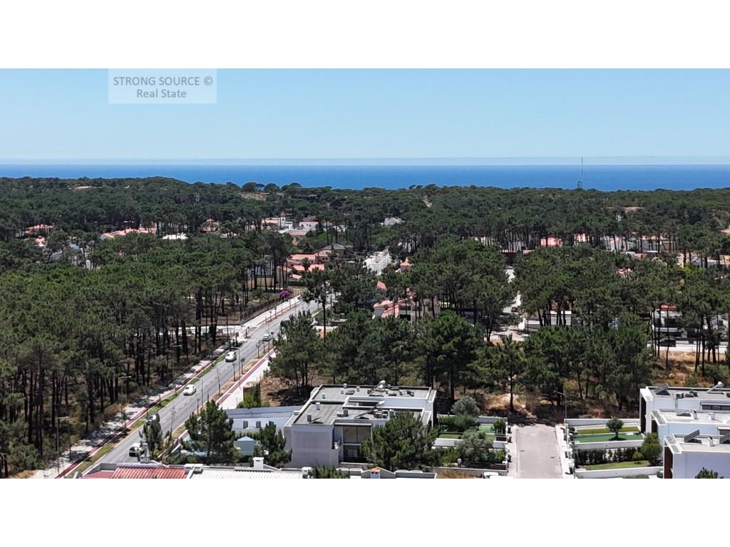 Fantastique terrain urbain à Aroeira, avec 5200 m2, excellent pour la construction d'un immeuble, de