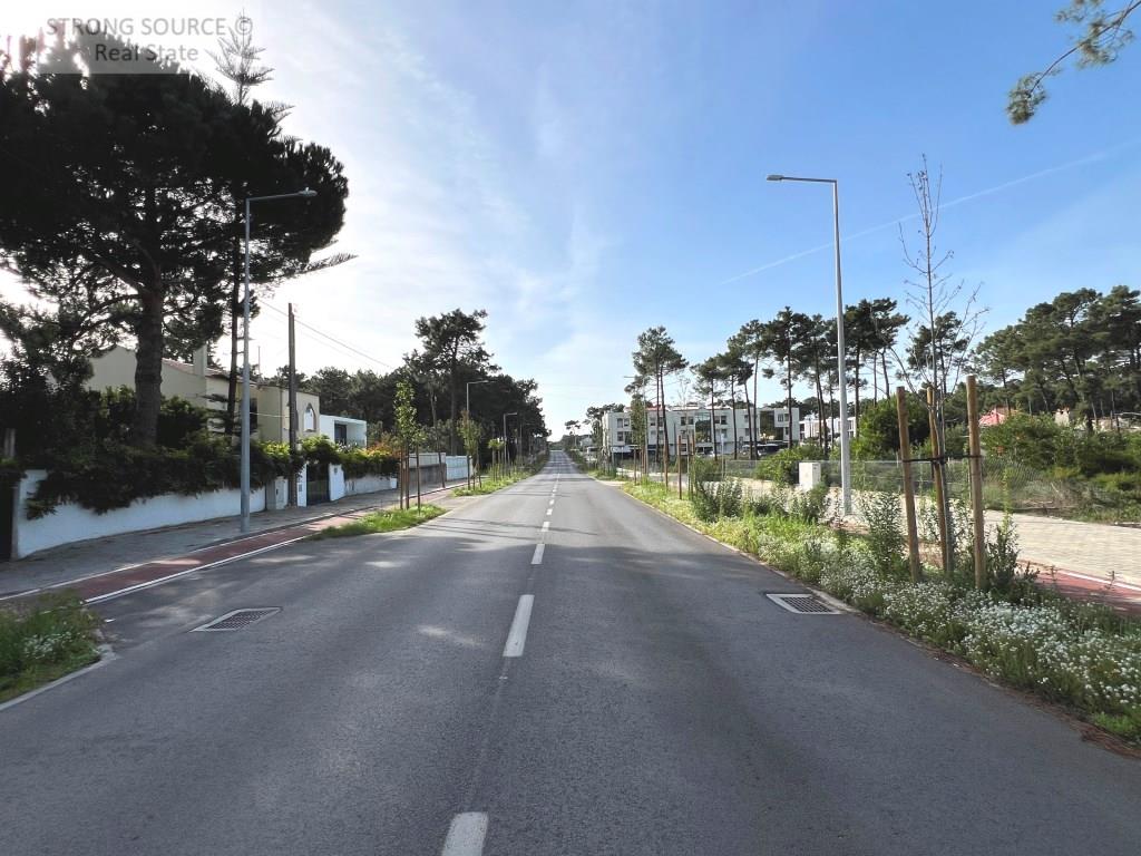 Fantastique terrain urbain à Aroeira, avec 5200 m2, excellent pour la construction d'un immeuble, de