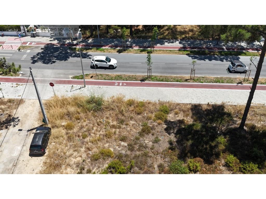 Fantastique terrain urbain à Aroeira, avec 5200 m2, excellent pour la construction d'un immeuble, de