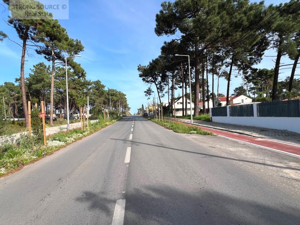 Fantastique terrain urbain à Aroeira, avec 5200 m2, excellent pour la construction d'un immeuble, de