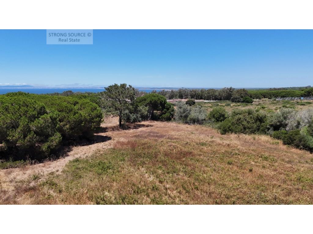 Agricultural land for sale in Azóia, Sesimbra, with 15,600.00 m2, 5 minutes from Foz beach, flat, ne