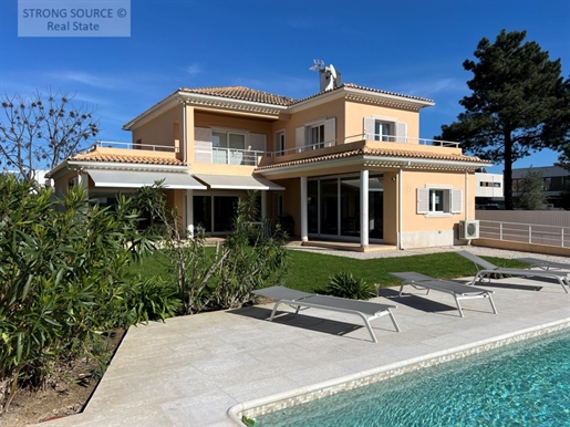Bonita e confortável Villa V4 com grande jardim e piscina aquecida eem Azeitão, em zona residencial