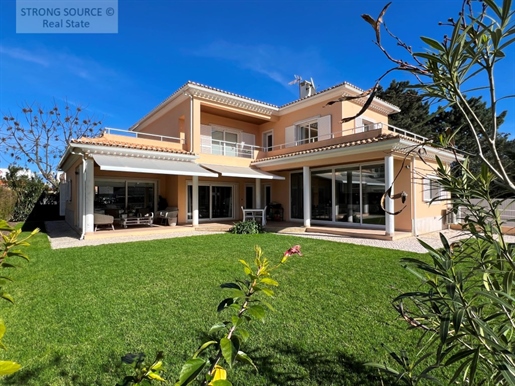 Bonita e confortável Villa V4 com grande jardim e piscina aquecida eem Azeitão, em zona residencial