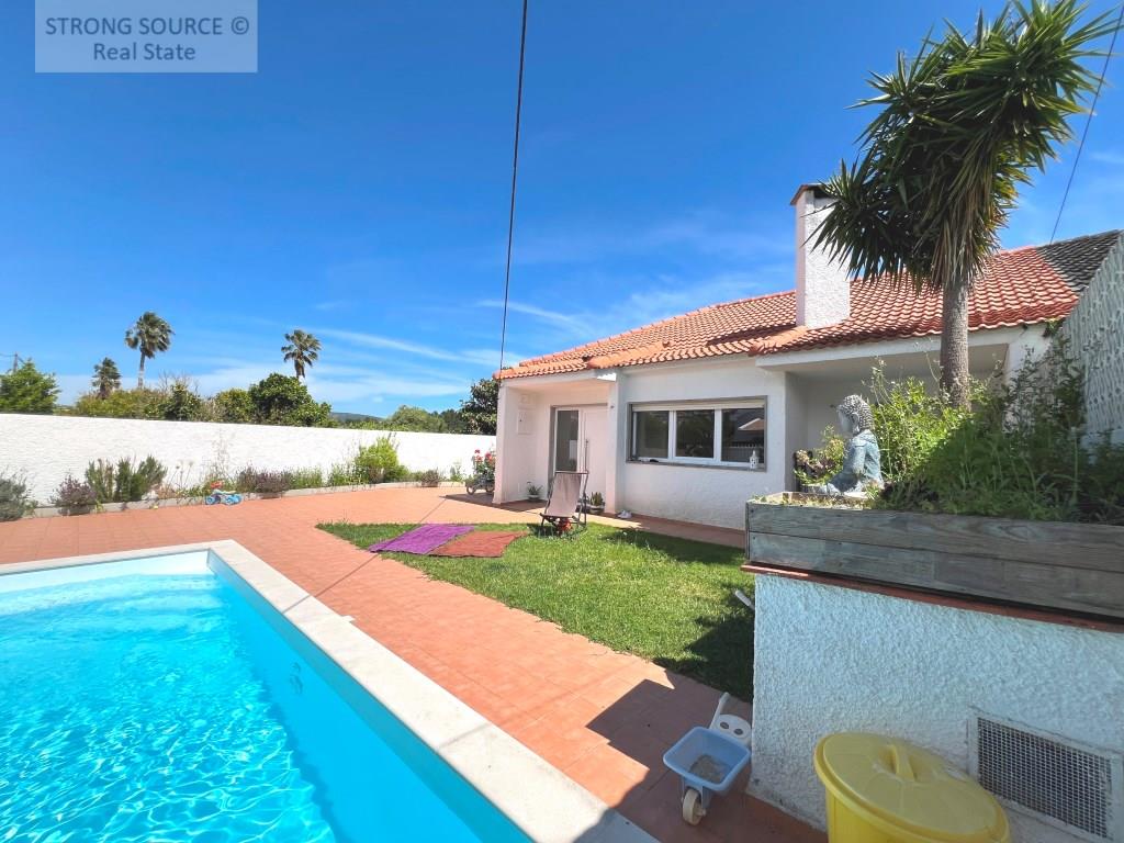 Ground-Floor 3-bedroom villa with annexe/garage, garden and swimming pool, less than 10 minutes from