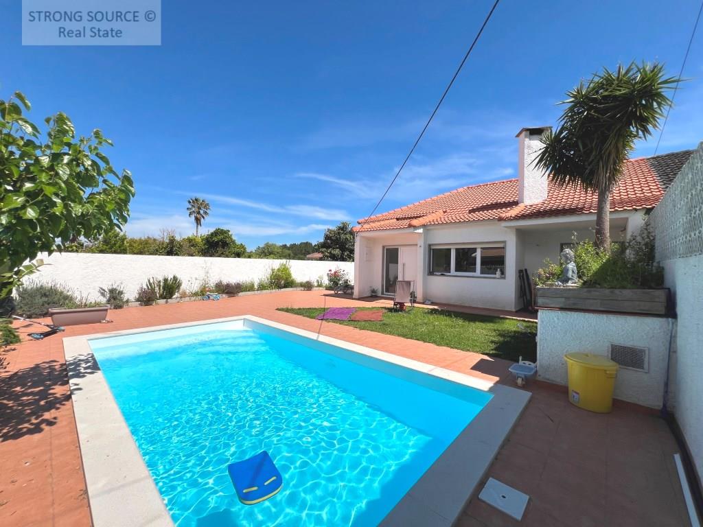 Ground-Floor 3-bedroom villa with annexe/garage, garden and swimming pool, less than 10 minutes from