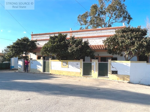 Property / farm with 3800 m2, with house to renovate, in a small village in Arrábida Natural Park, 1