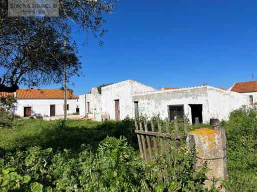 Maison de plain-pied à rénover, à Azóia, Sesimbra, sur un terrain de 563 m2, avec une excellente exp