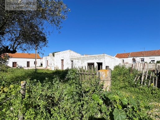 Single-Storey house for renovation, in Azóia, Sesimbra, on a 563 m2 plot, with excellent sun exposur