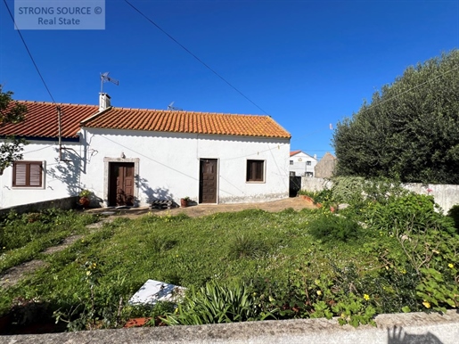 Single-Storey house for renovation, in Azóia, Sesimbra, on a 563 m2 plot, with excellent sun exposur