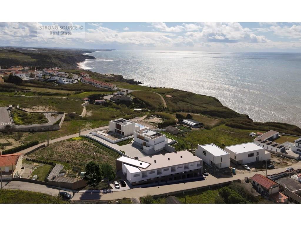 Condominium with 9 three-bedroom duplex apartments facing the sea and very close to the beaches, in
