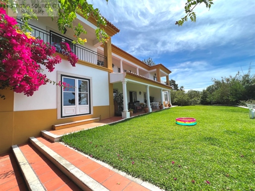Fantastic V8 villa (7 suite and 1 bedroom), with a lot of charm with a privileged location and stunn