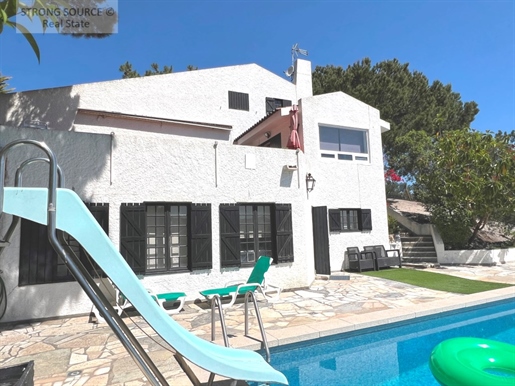 Fantastic property with countryside and sea views in Sesimbra, with great privacy, 5-bedroom villa,