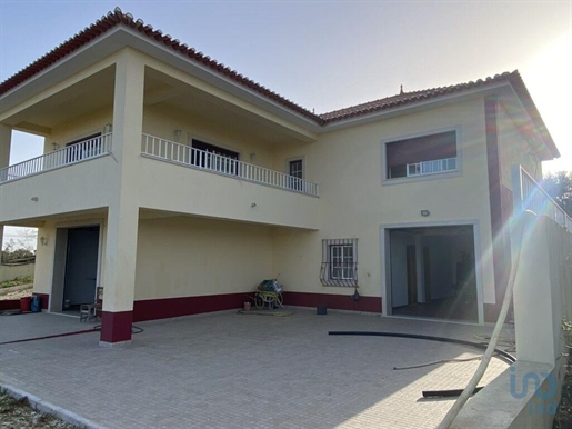 Home / Villa with 3 Rooms in Santarém with 285,00 m²