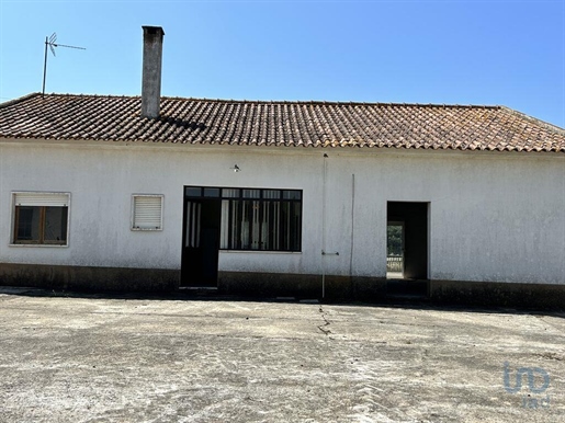 Maison de village T2 à Santarém de 135,00 m²