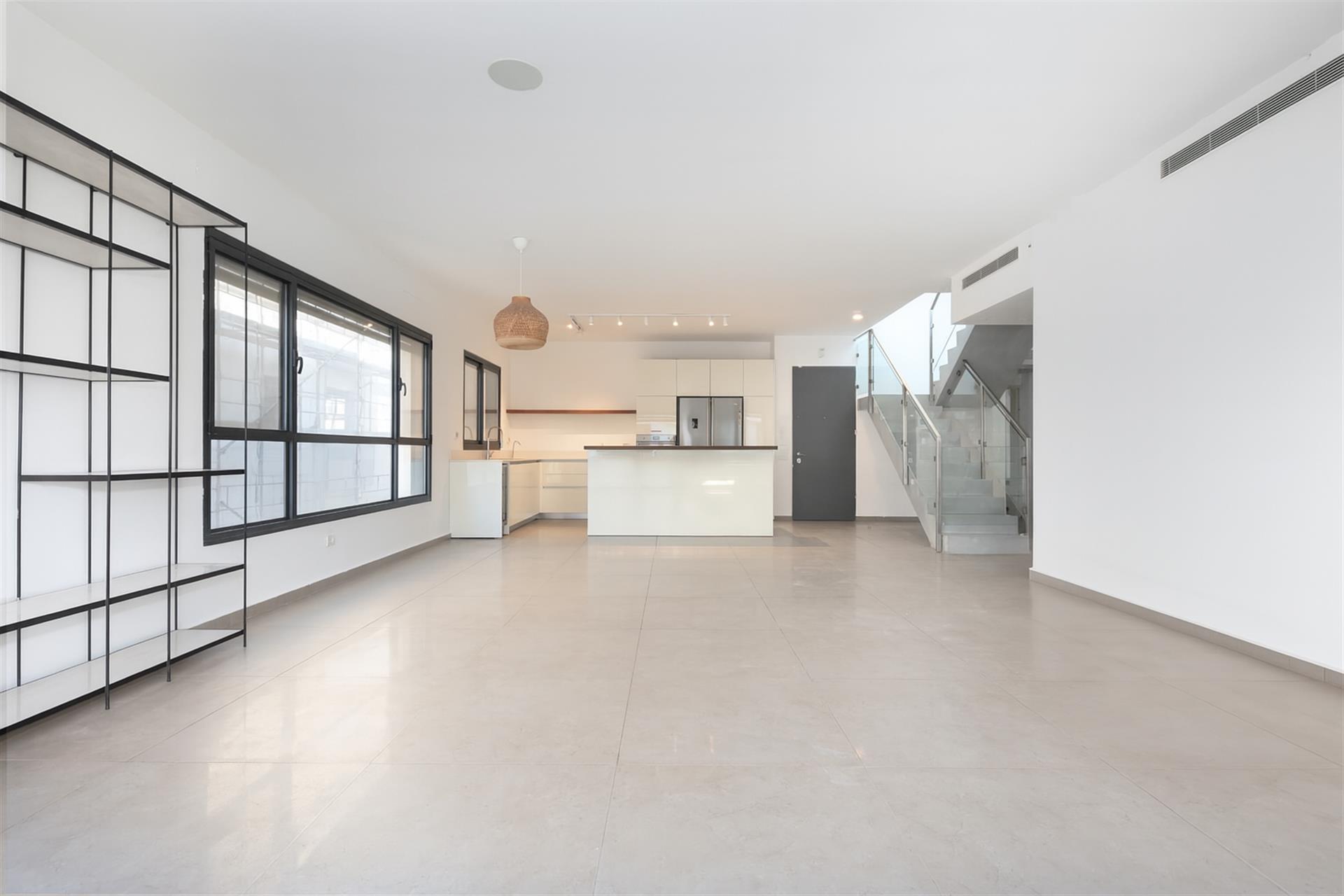 4-Room Duplex Penthouse On Merkaz Ba'alei Hamelacha Tel Aviv