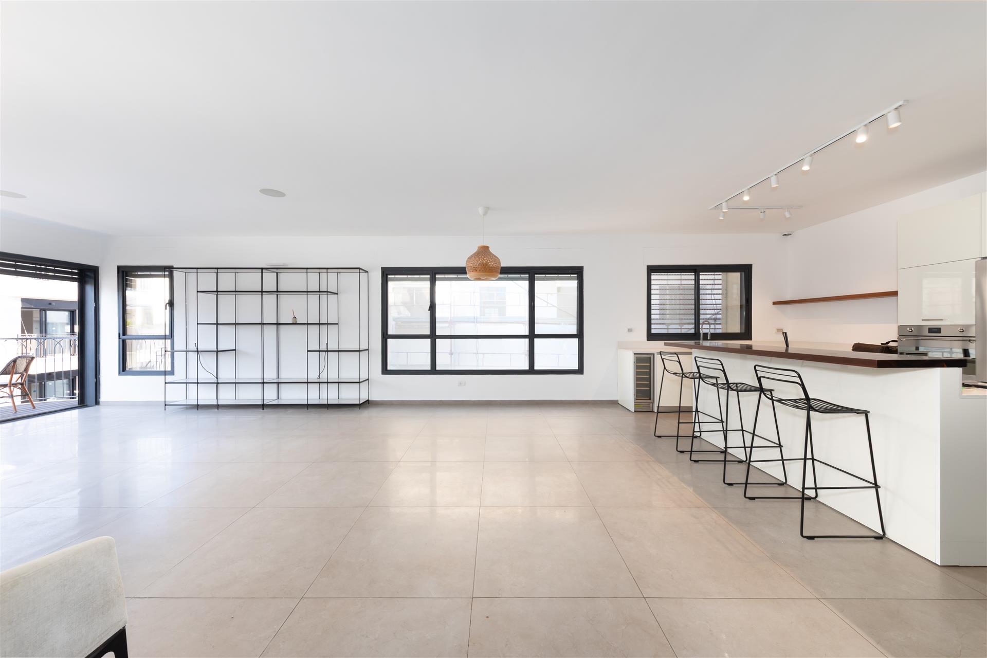4-Room Duplex Penthouse On Merkaz Ba'alei Hamelacha Tel Aviv