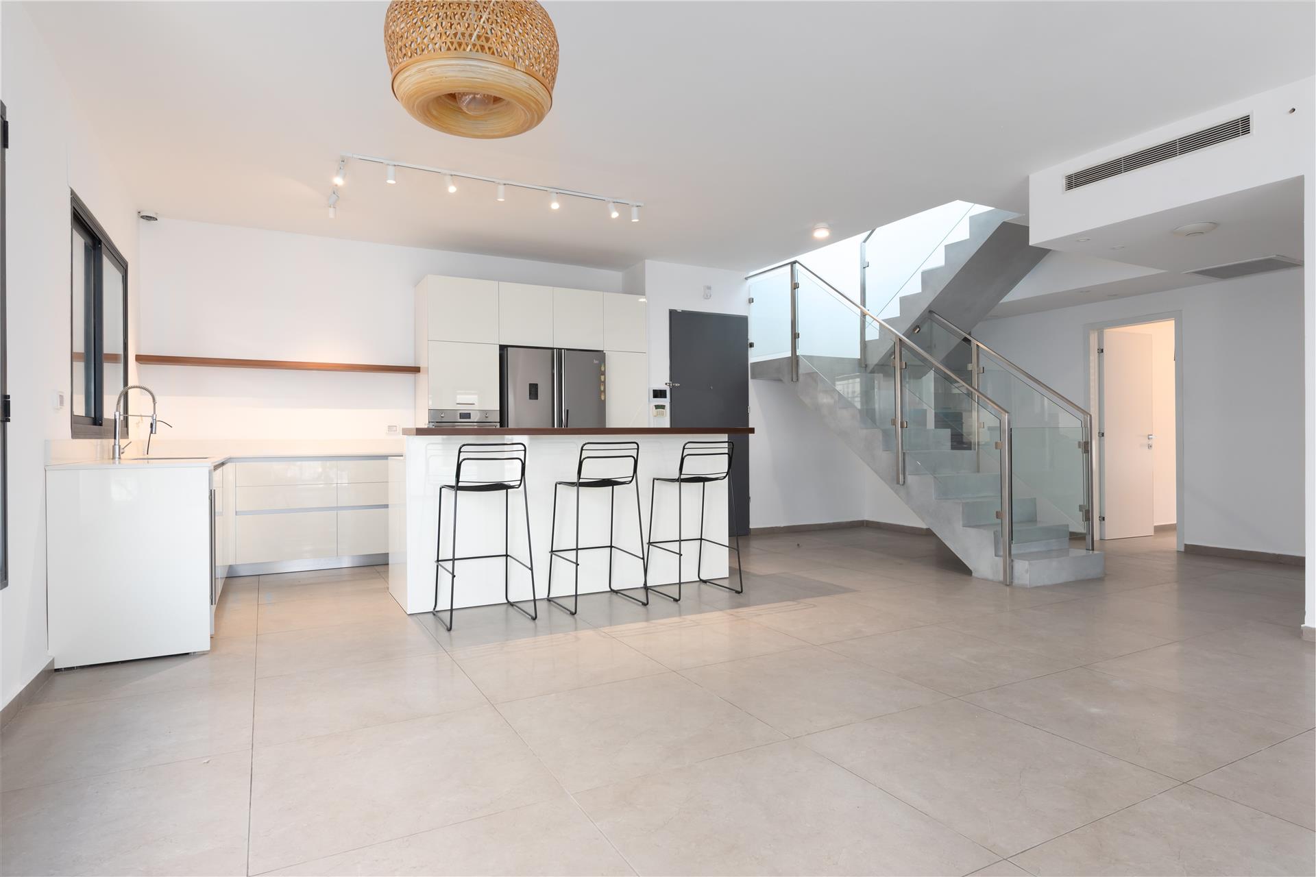 4-Room Duplex Penthouse On Merkaz Ba'alei Hamelacha Tel Aviv