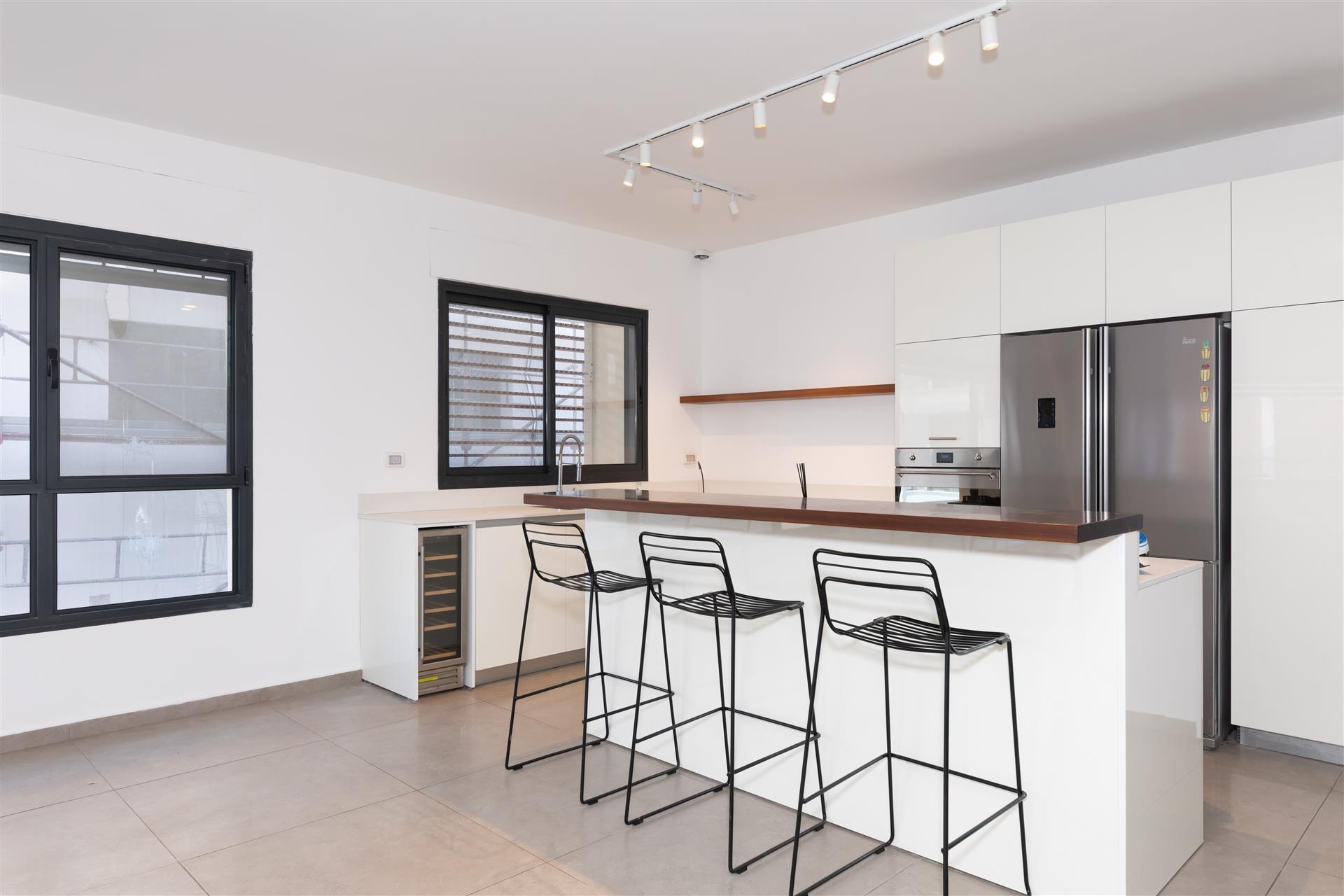 4-Room Duplex Penthouse On Merkaz Ba'alei Hamelacha Tel Aviv