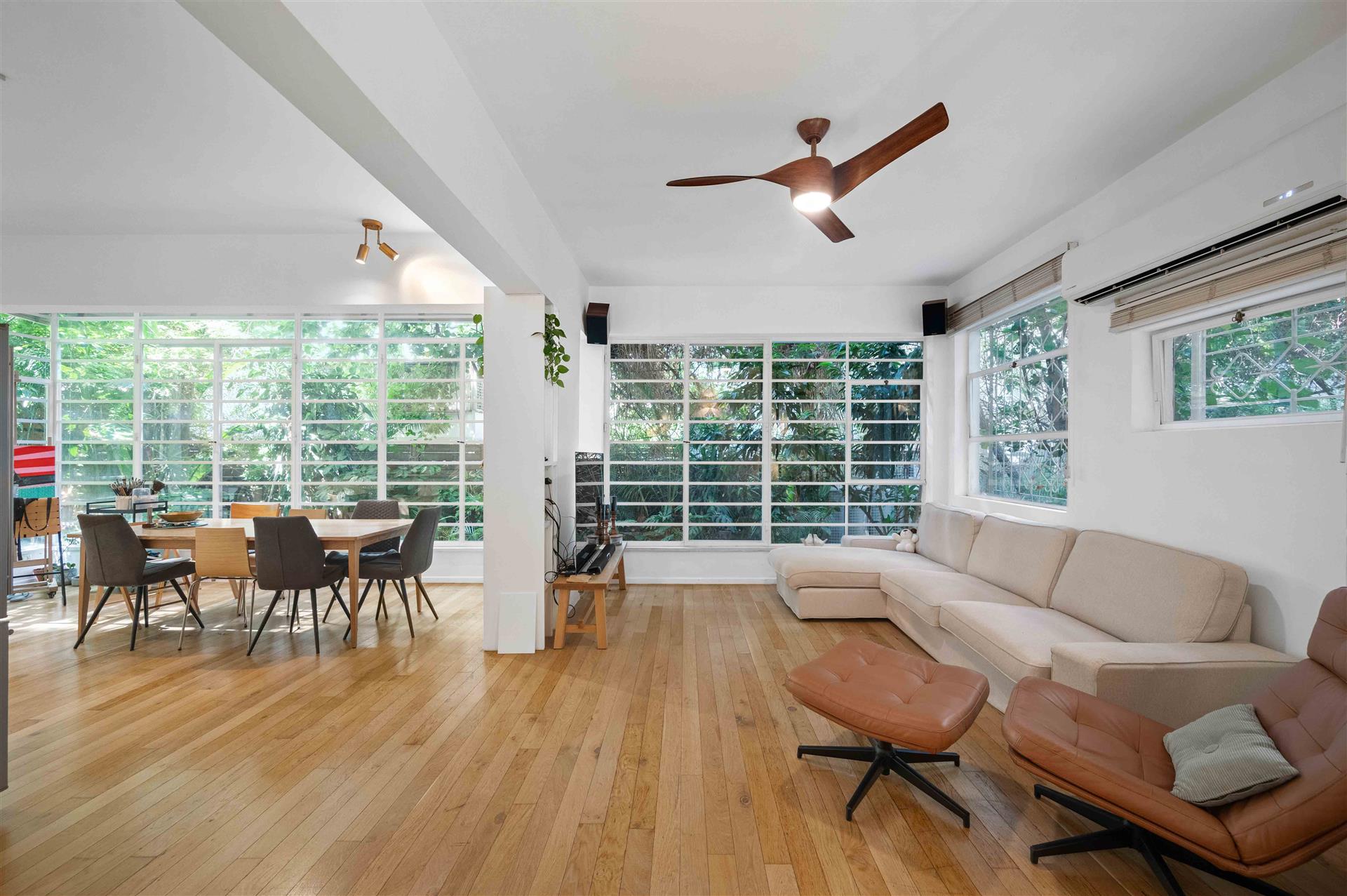 5-Room Apartment, 150 sqm on a Single Level on Rothschild Boulevard, Tel Aviv