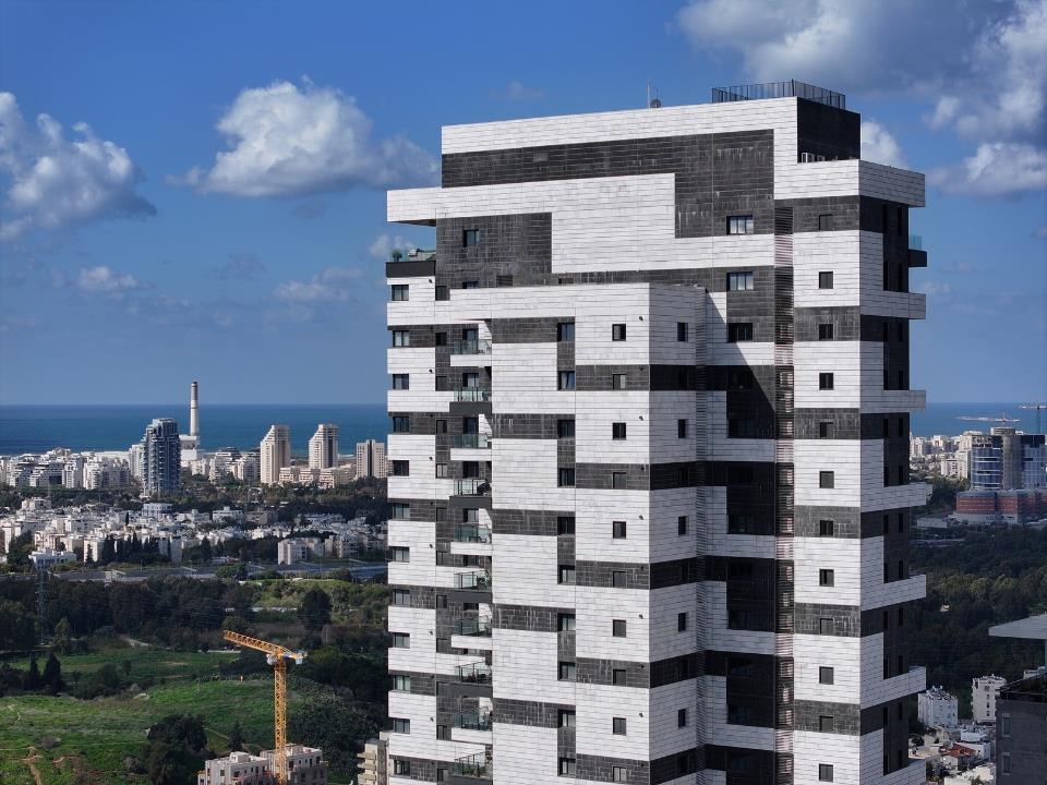 4-Room Apartment for Sale In the Sought-After Hagefen Tower In Ramat Gan, Tel Aviv district
