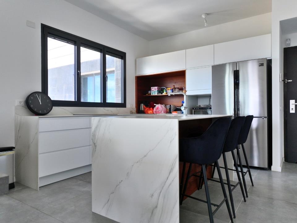4-Room Apartment for Sale In the Sought-After Hagefen Tower In Ramat Gan, Tel Aviv district